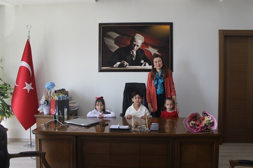 23 Nisan Ulusal Egemenlik ve Çocuk Bayramı Kapsamında Öğrenciler Kaymakamımız Sayın Tuğba POLAT'ı Ziyaret Ettiler